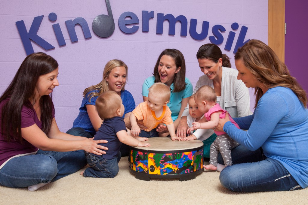 Kindermusik Baby drum sharing playing sound